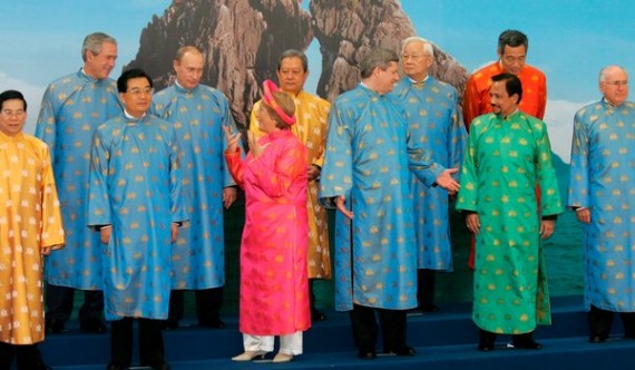 APEC-2006-Vietnam-Gowns