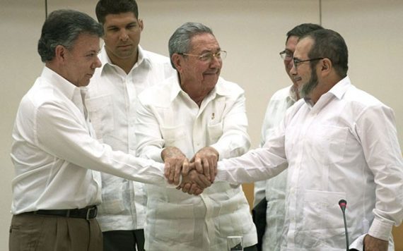 Cuban-President-Raul-Castro-C-encourages-President-Santos-L-and-Timochenko-to-shake-hands-640x400