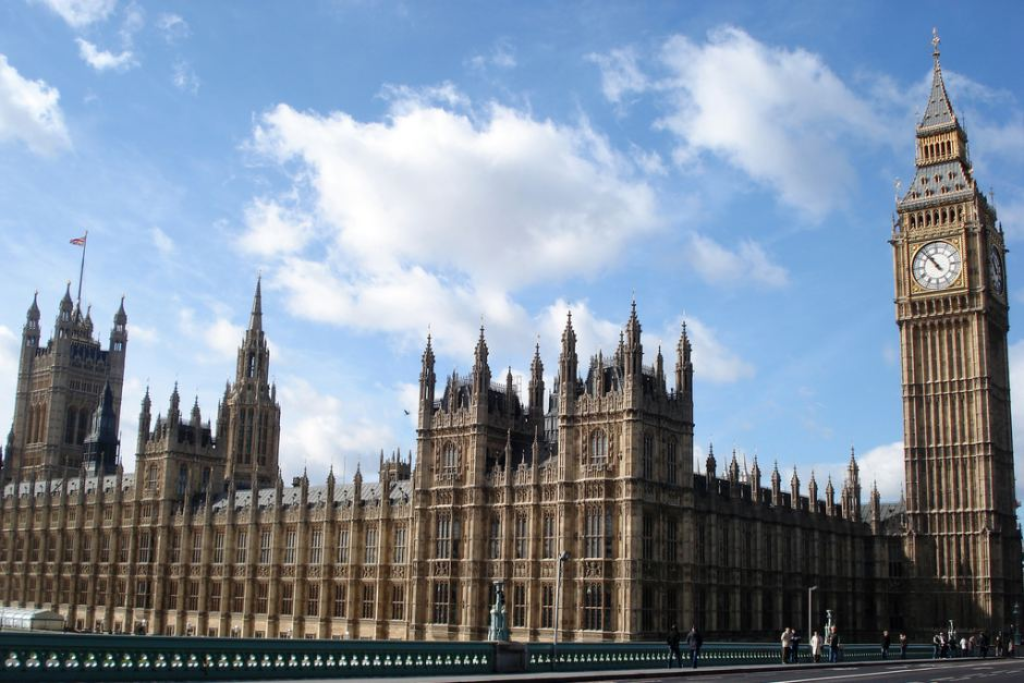 Parliament am. Parliament of great Britain. Парламент в Великобритании для школы. Палата парламента в Лондоне снаружи. Парламент.1840-68гг..