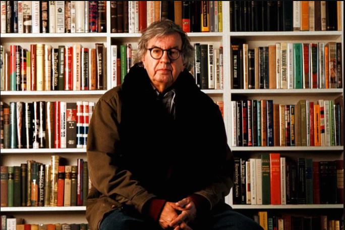 This image has an empty alt attribute; its file name is larry-mcmurtry-jacket-bookshelves.jpg