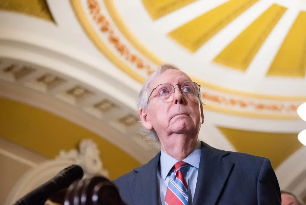 Mitch McConnell briefly leaves press conference after freezing up